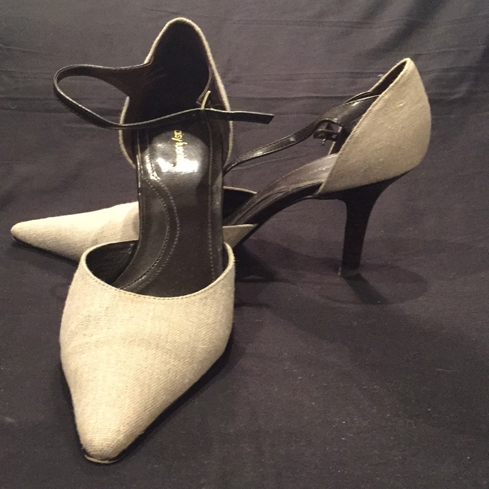 Linen pointy toe heels.
